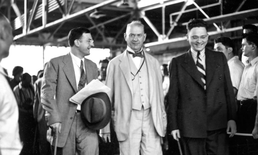 J. F. Rutherford nɛ e kɛ Nathan Knorr kɛ Hayden Covington ngɛ nyɛɛe