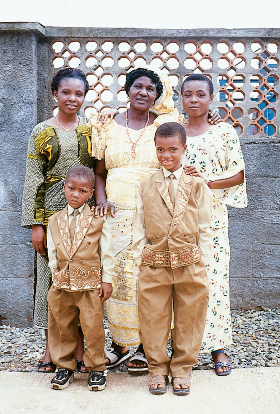 Josephine Ikezu kɛ e bimɛ komɛ