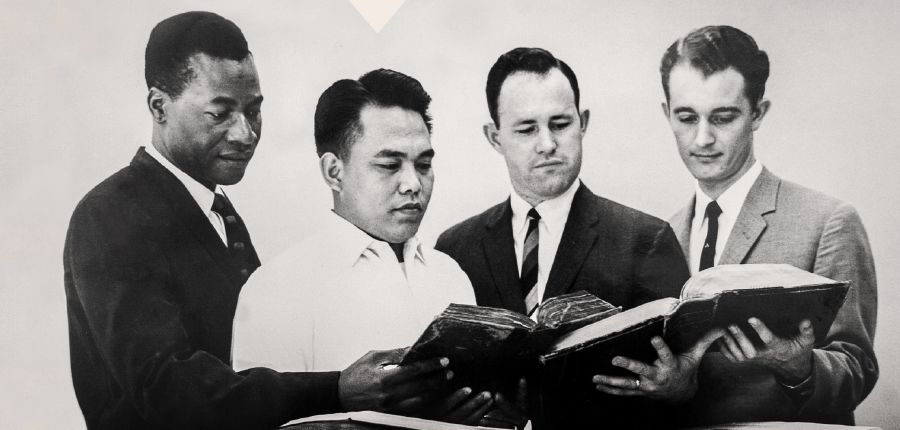 Felix Fajardo kɛ ni komɛ nɛ e kɛ mɛ ya Gilead sukuu ɔ ngɛ jeha 1952