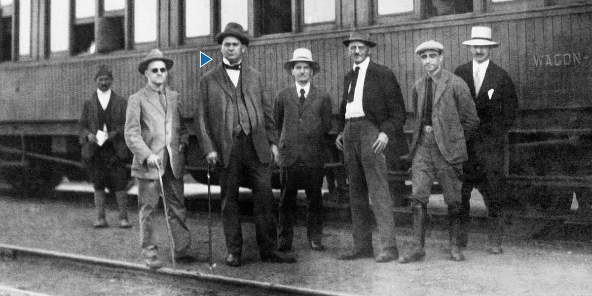 Joseph F. Rutherford kɛ nyɛmimɛ komɛ nɛ a daa si ngɛ train ko he.
