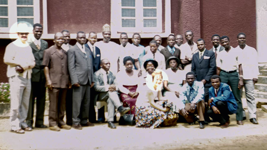 Louis kɛ Angèle nɛ a kɛ kpɔ mi nɔ hyɛli kɛ a yihi nɛ a je Cameroon ɔ ngɛ foto poe.