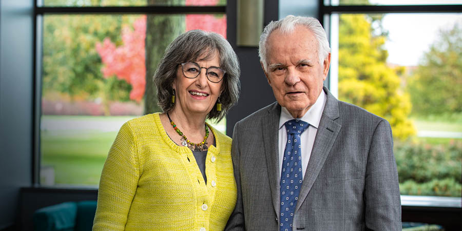 John kɛ Laura Kikot.