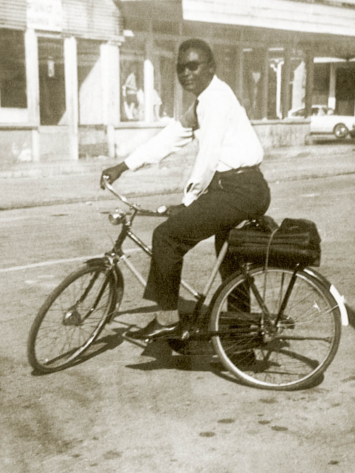 Daniel nɛ e ngɛ baisikle nɔ.