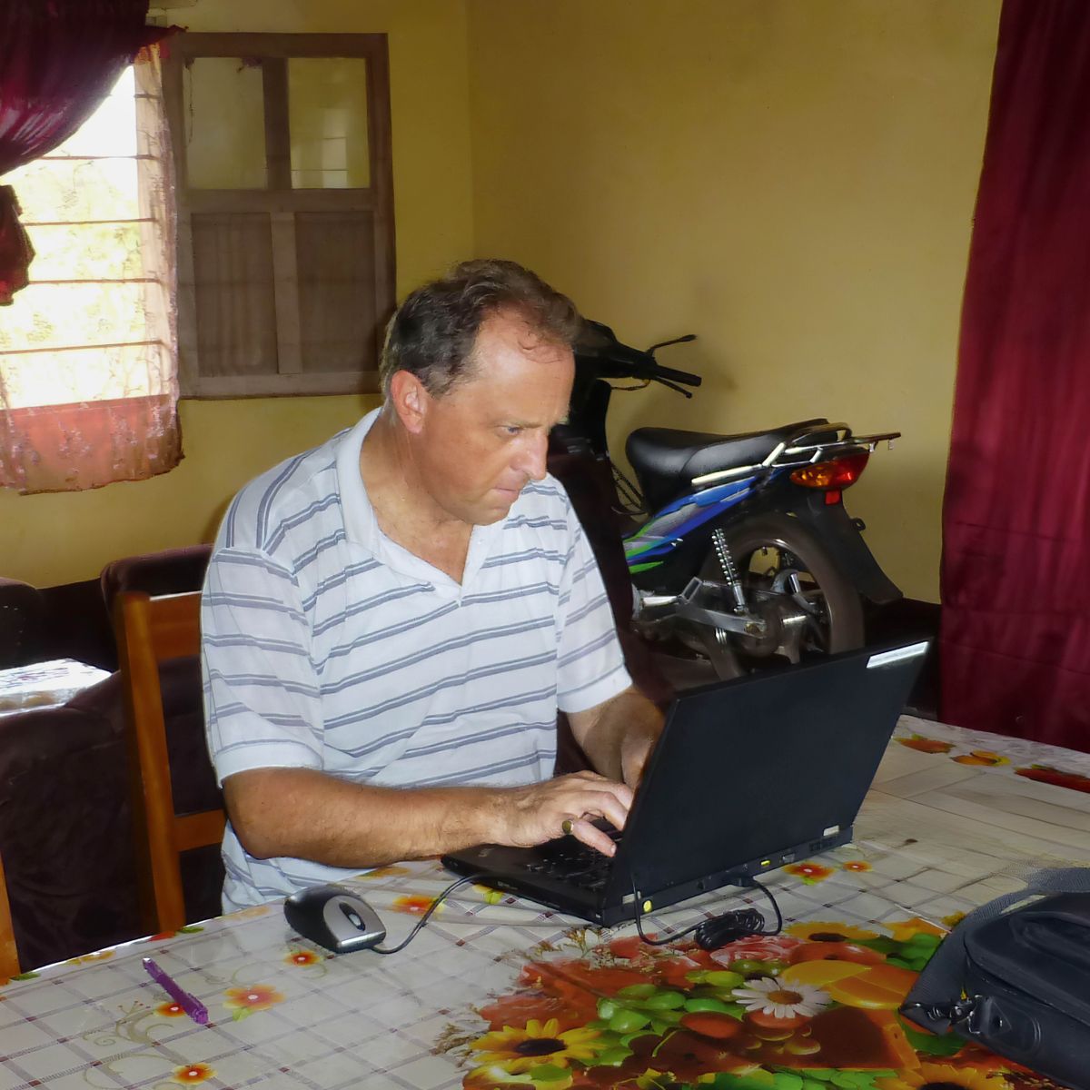Franco nɛ e ngɛ nɔ́ ko fiae ngɛ e laptop ɔ nɔ.
