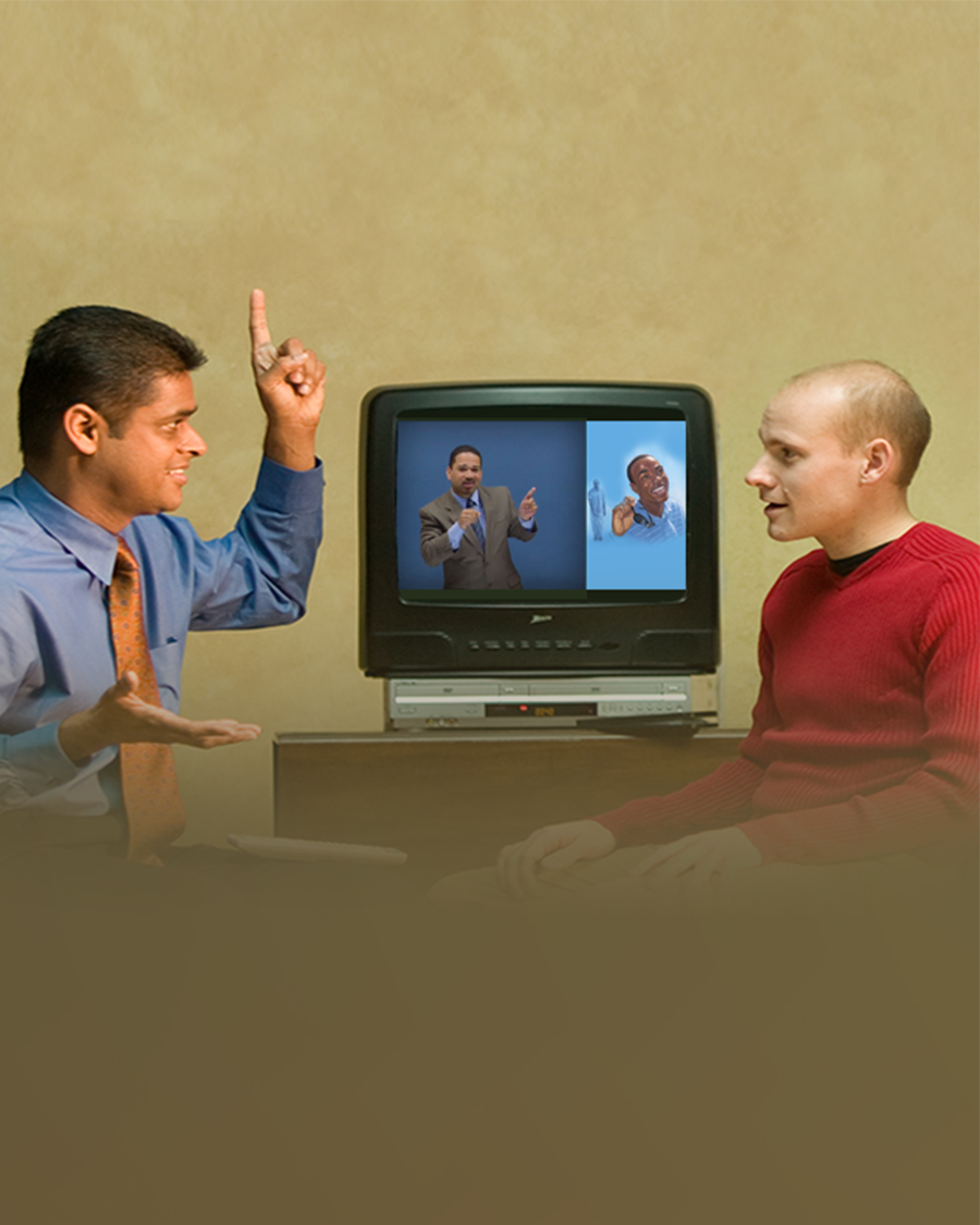 Un testigo de Jehová estudia la Biblia con un hombre