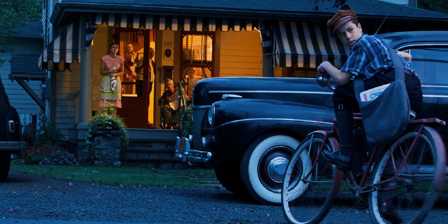 Escenificación: En los años cuarenta, un jovencito en bicicleta mirando de reojo hacia atrás mientras lleva publicaciones bíblicas prohibidas por el Gobierno.