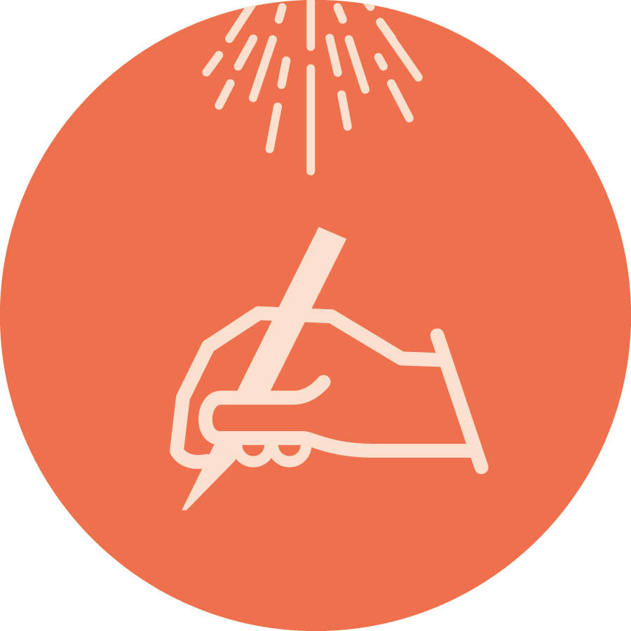 Una mano escribe mientras un rayo de luz la ilumina desde arriba.