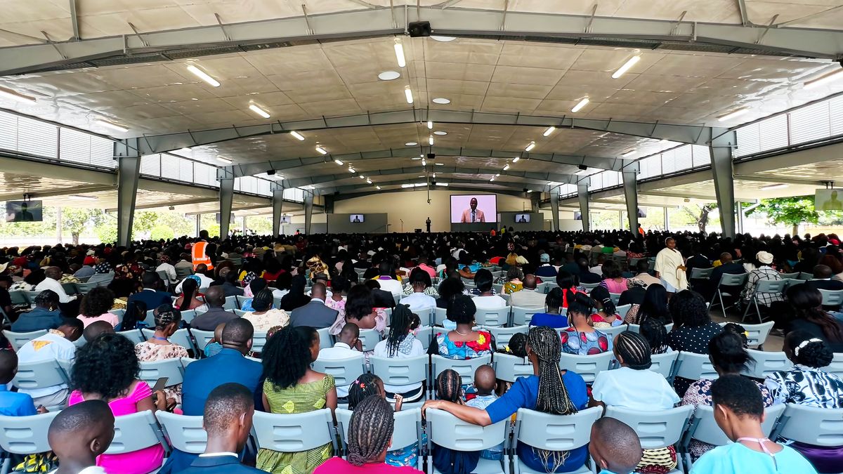En el Salón de Asambleas de Matola, un grupo de hermanos y hermanas escuchando el programa de una asamblea de circuito.