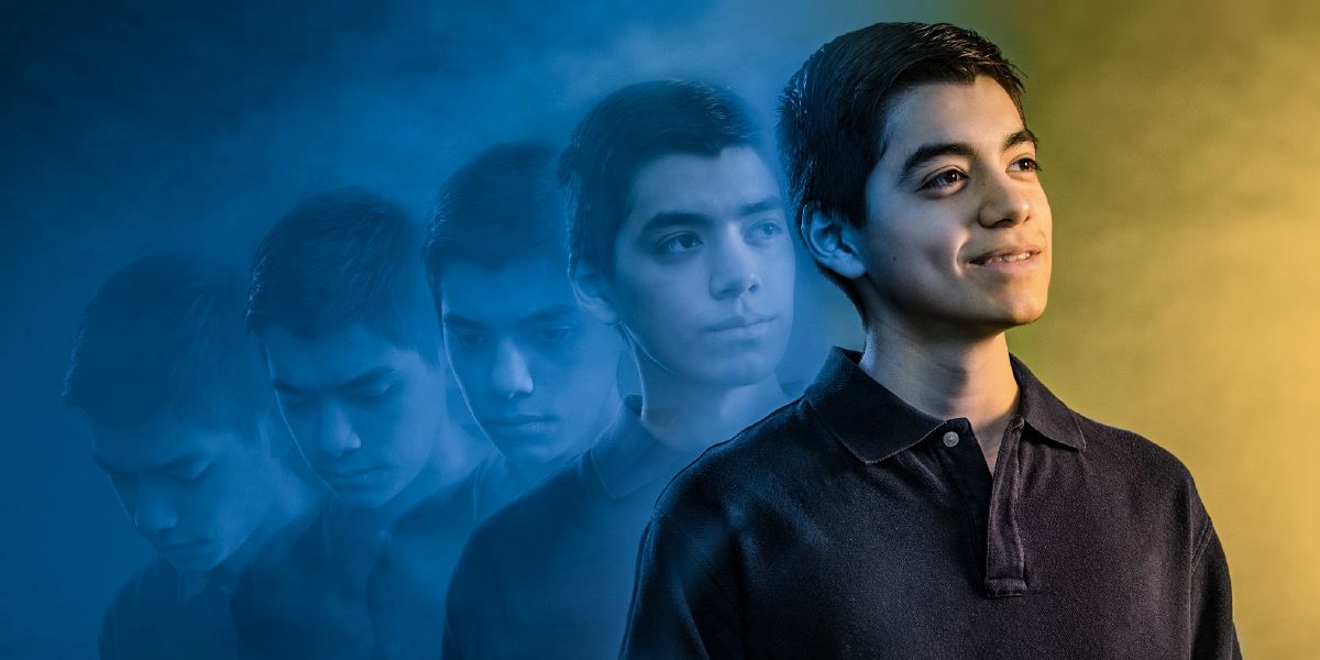 Un joven pasa de estar triste a estar feliz.