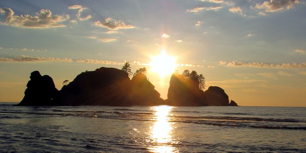 Bella puesta del Sol sobre una isla en el mar