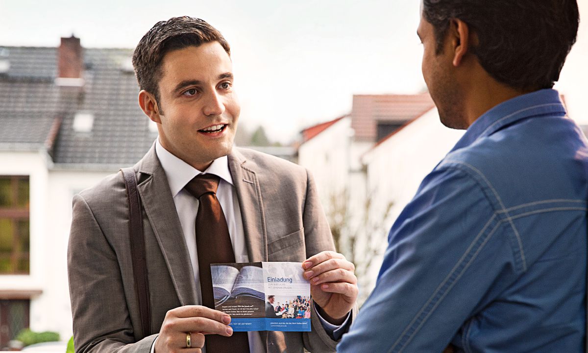 Un hermano le ofrece una invitación a un hombre