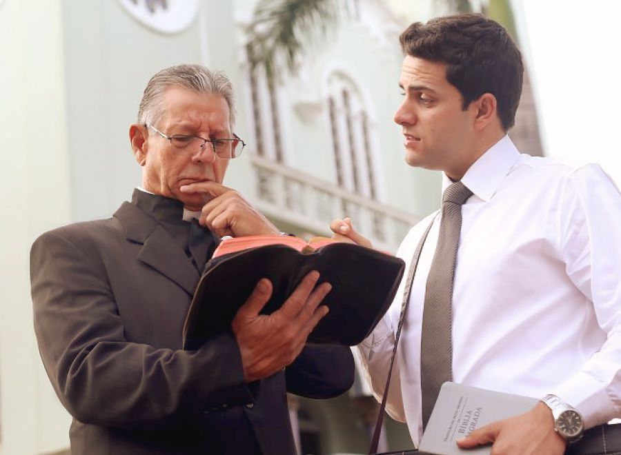 Un hermano usa la Biblia de la persona a la que está predicando