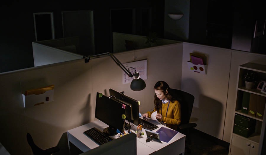 La misma precursora trabajando hasta muy tarde en la noche en su oficina