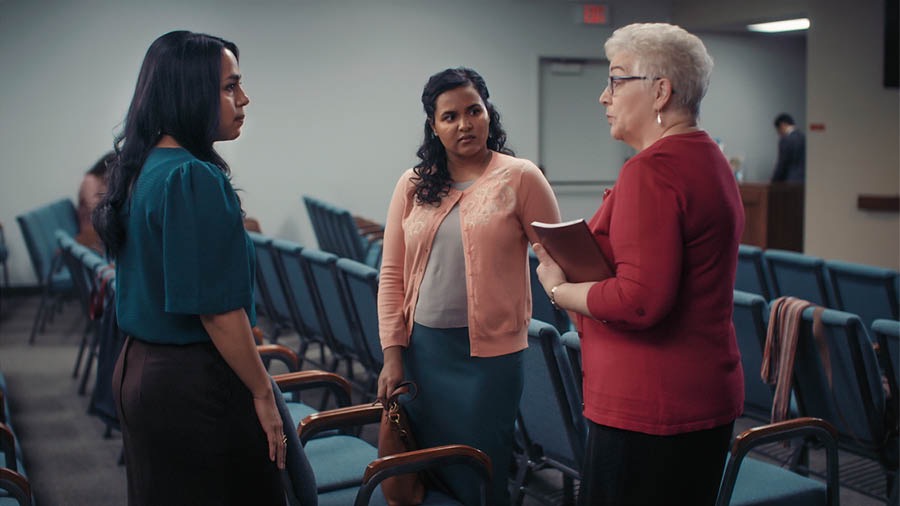 Una imagen del video Los sucesos futuros requerirán que seamos valientes: la misma hermana hablando con otras dos de a qué congregación les tocará ir