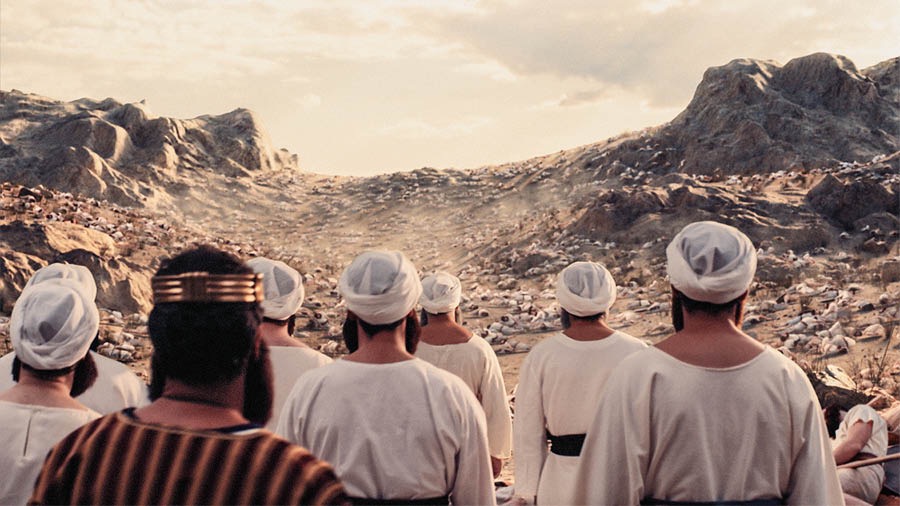 Una imagen del video Los sucesos futuros requerirán que seamos valientes: Jehosafat y otros hombres llegando al campo de batalla donde encuentran a todos sus enemigos muertos