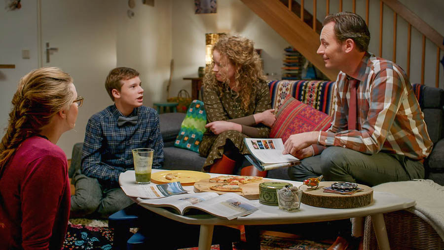 Una imagen del video Mostremos en la familia el amor que nunca falla. Una familia comenta lo que les gustó de la reunión mientras cenan.