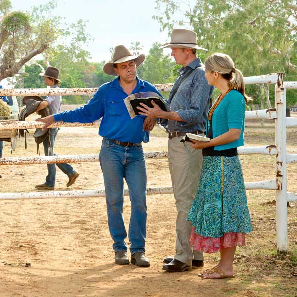 Testigos de Jehová predicando en un rancho de ganado del interior de Australia