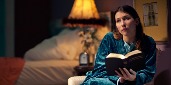 Tarde en la noche, una hermana lee la Biblia y medita