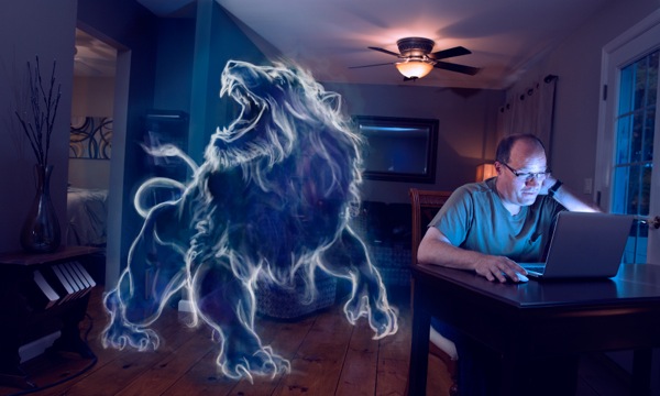 Un hombre mira escenas inapropiadas en su computadora por la noche; junto a él se ve la imagen de un gran león sonriendo
