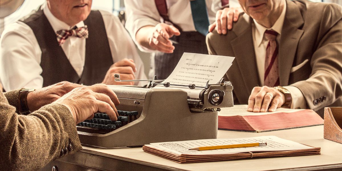 El Comité de Traducción de la Biblia del Nuevo Mundo en una reunión de trabajo en la década de los cuarenta