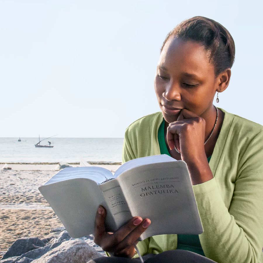 Una mujer lee la Biblia