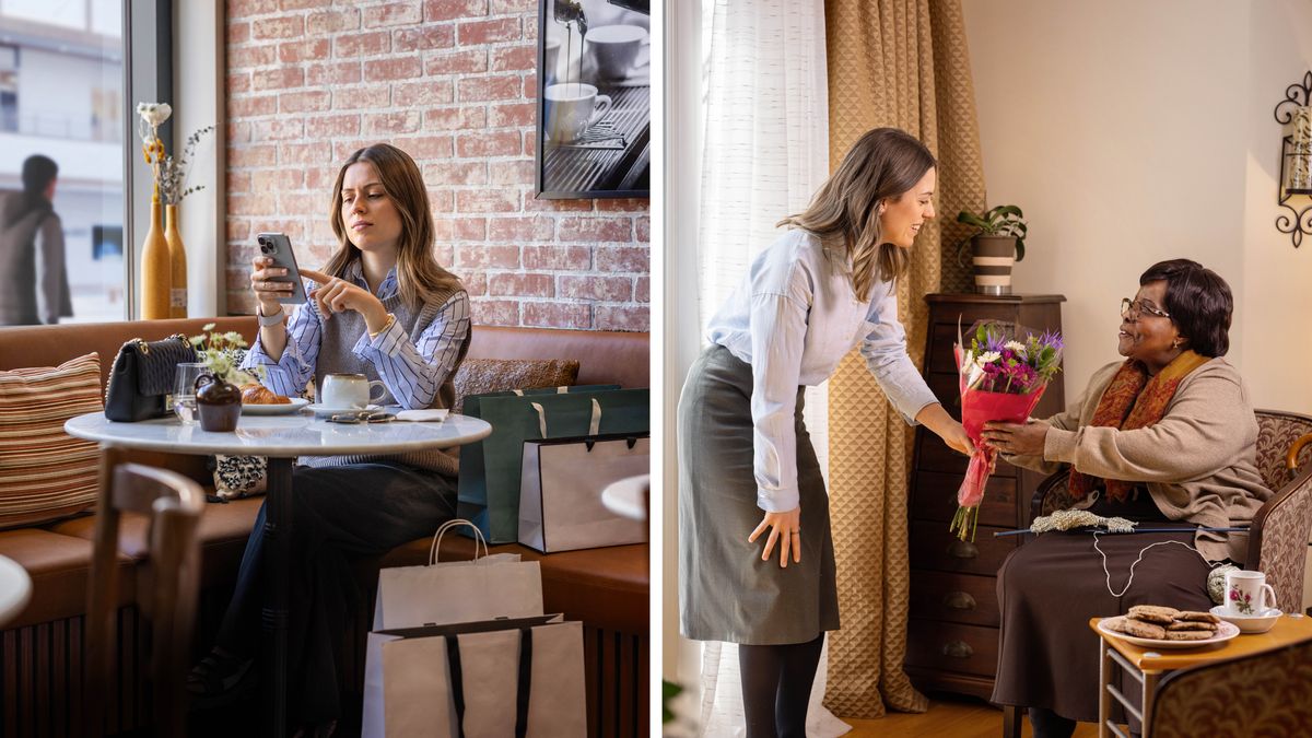 Serie de imágenes: 1. Una hermana sentada en una cafetería con varias bolsas de compras a su alrededor y mirando su teléfono. 2. La hermana visita a una hermana mayor en su casa y con una sonrisa le regala un ramo de flores.