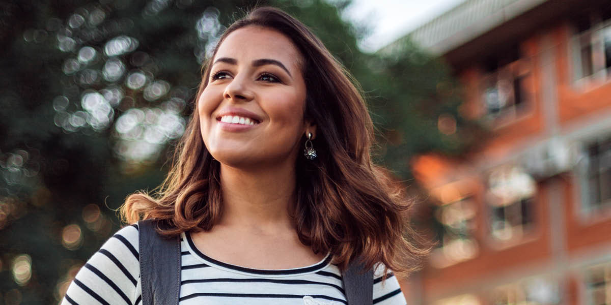 Una mujer joven sonriendo.