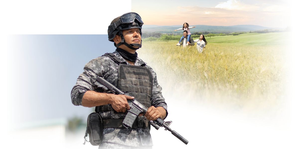 Un soldado armado se imagina con su esposa y su hija caminando por el campo. La Tierra ya es un lugar limpio en el que reina la paz.