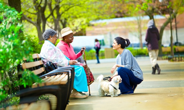 Carol en Mildred praat met ’n verbyganger in ’n park oor die goeie nuus in die Bybel