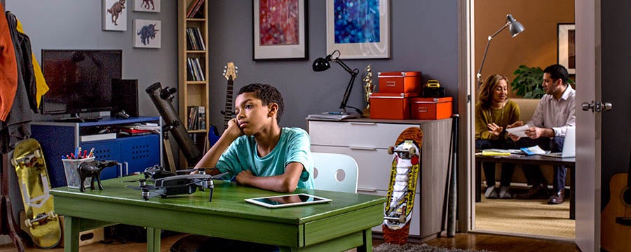 ’n Seun is ongelukkig al is sy kamer vol materiële dinge