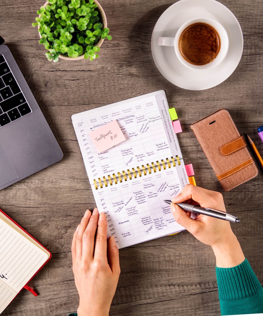 ’n Vrou gebruik ’n kalender om haar roetine te beplan