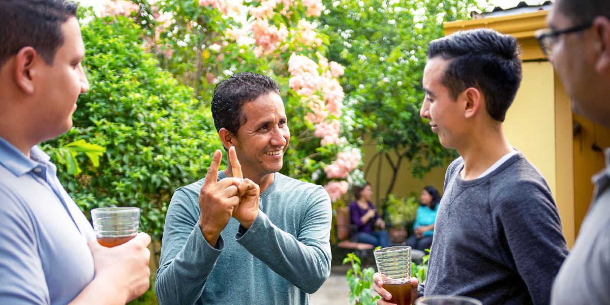 Mario Antúnez gebruik Hondurese Gebaretaal (LESHO) om te kommunikeer met drie broers.