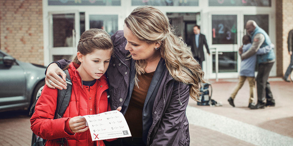 ’n Ma vertroos haar dogter wat swak gedoen het in ’n toets