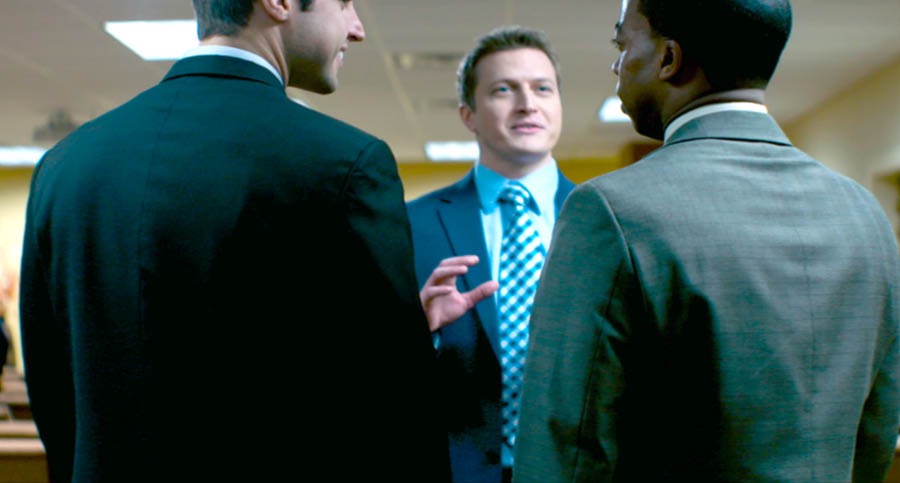 Alex het ’n trotse houding wanneer hy met Bill en Carl praat