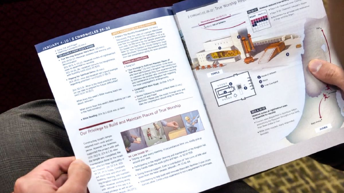’n Broer hou ’n vergaderingwerkboek in sy hande