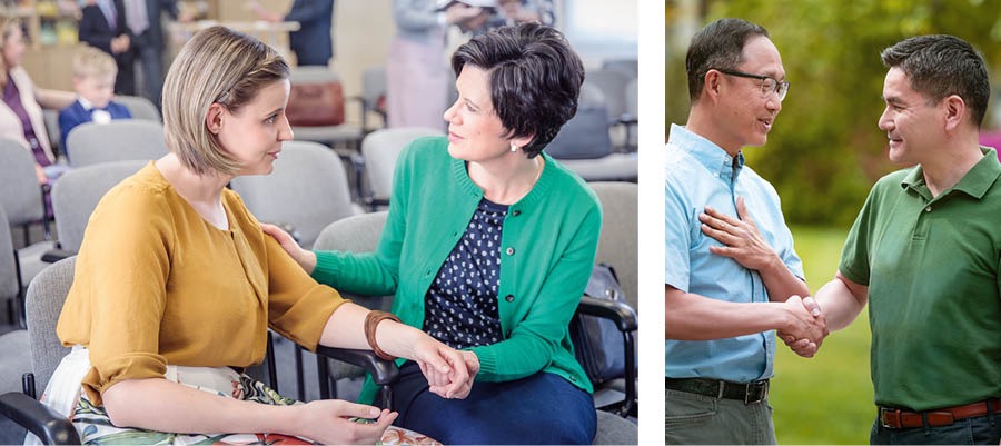Collage: 1. Twee susters praat met mekaar by ’n Koninkryksaal. 2. Twee broers skud hande.