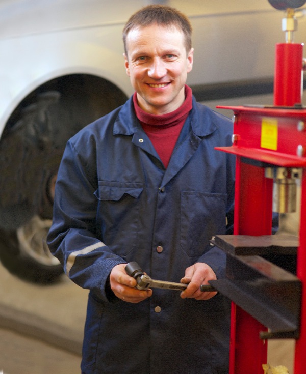 Ivars Vigulis help met herstelwerk aan motors by die takkantoor