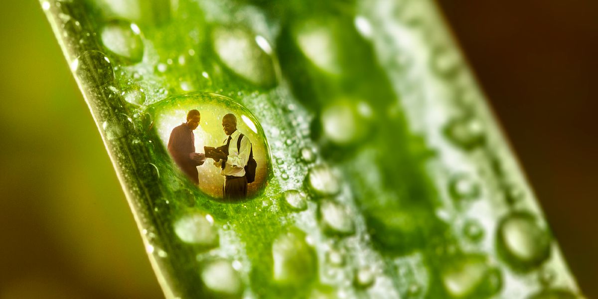 Doudruppel waarin ’n foto is van een van Jehovah se Getuies wat vir ’n man getuig