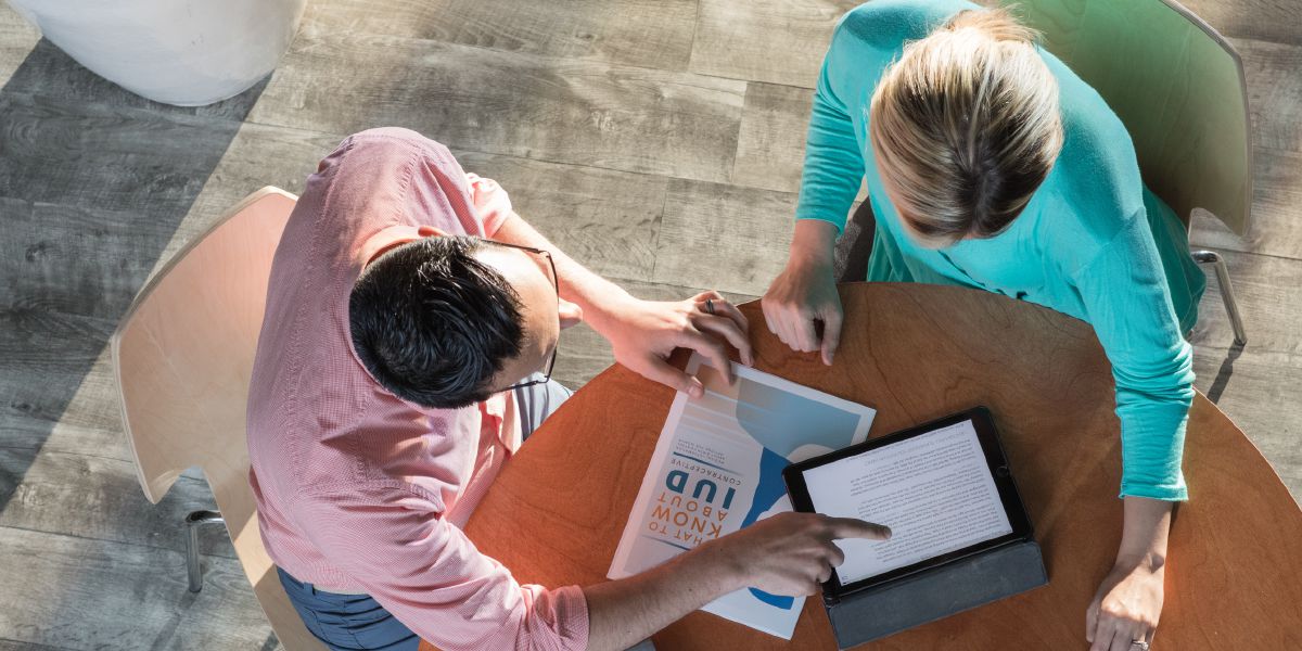 ’n Egpaar doen navorsing oor die gebruik van ’n IUD (intra-uteriene apparaat)