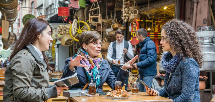 Claire getuig vir ’n vrou by ’n koffiewinkel