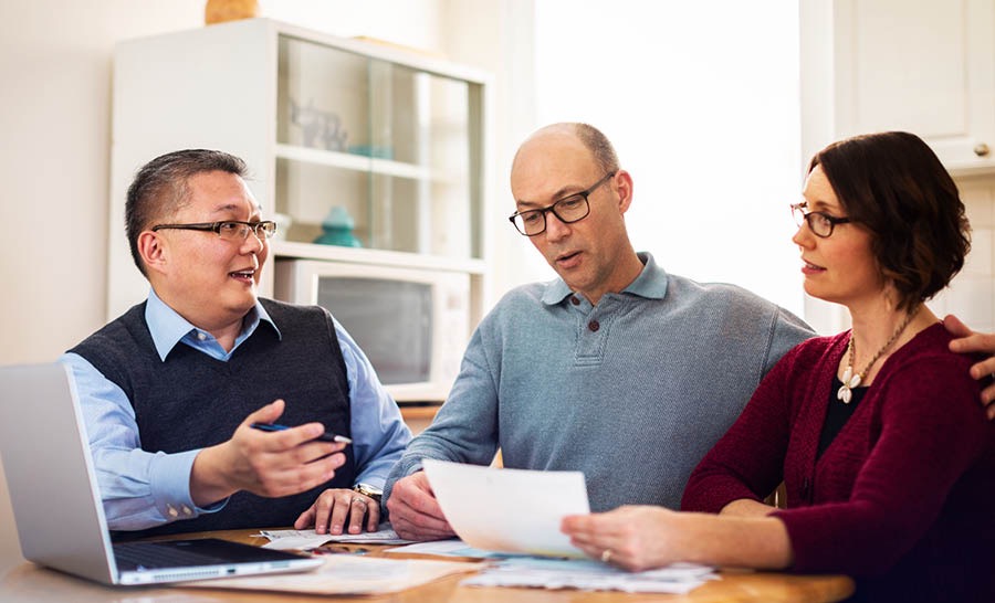 ’n Broer help die paartjie met hulle papierwerk