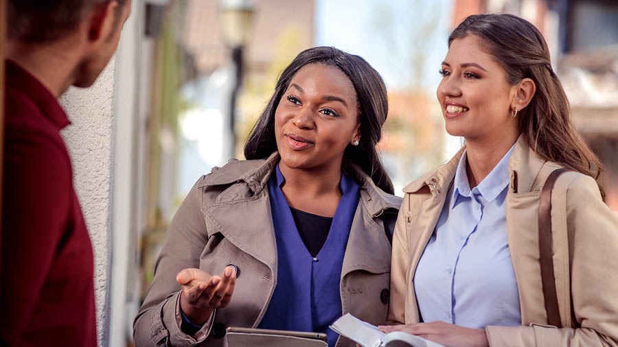Twee susters werk saam in velddiens