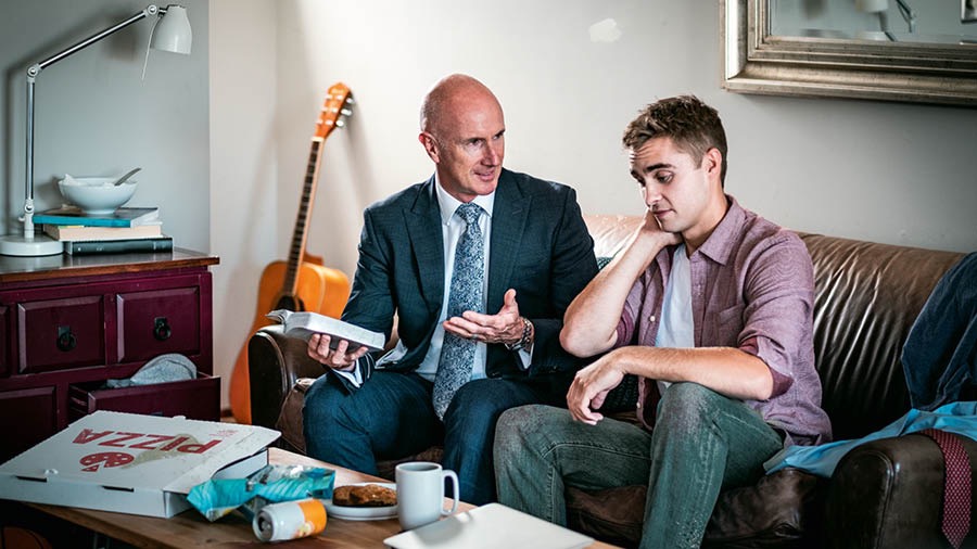 ’n Ouerman wat ’n Bybel in sy hand het, gee ’n jong broer raad oor netheid. Die jong broer se woonstel is nie netjies nie.