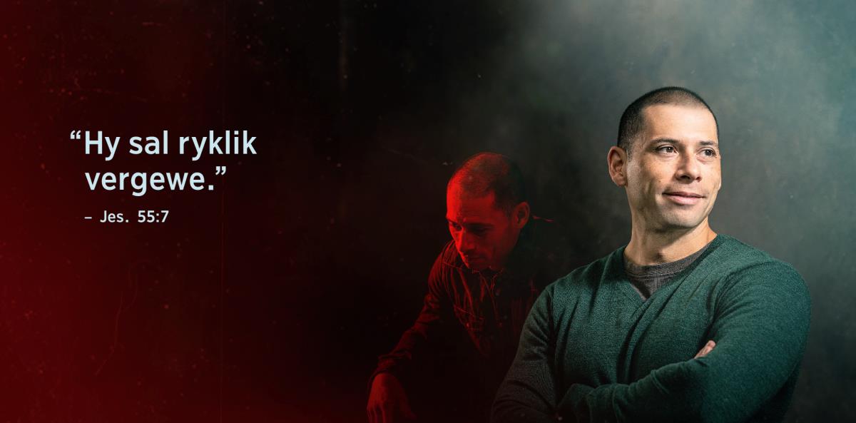Die woorde “Hy sal ryklik vergewe” uit Jesaja 55:7, verskyn langs ’n broer. In die agtergrond lyk hy hartseer en mismoedig. In die voorste prentjie is hy gelukkig en vol selfvertroue.