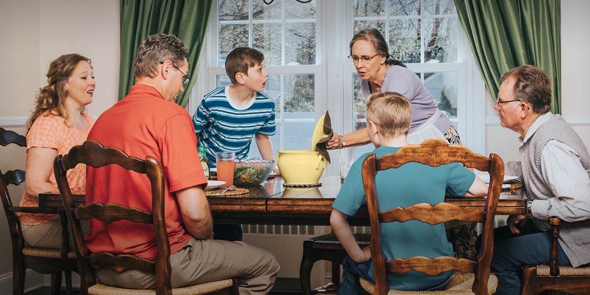 Margaret en haar familie geniet ’n ete saam