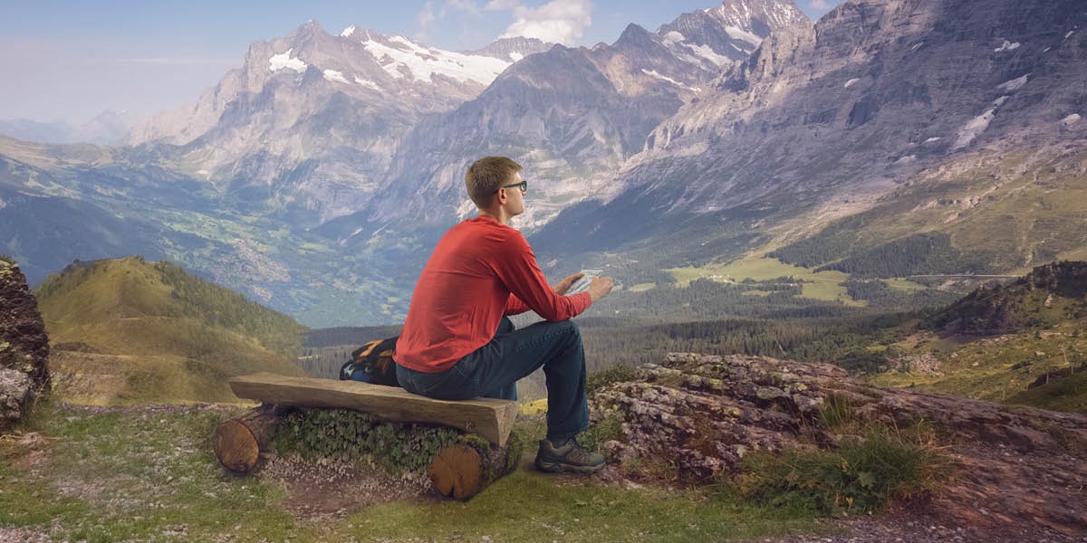 ’n Man kyk na die berge