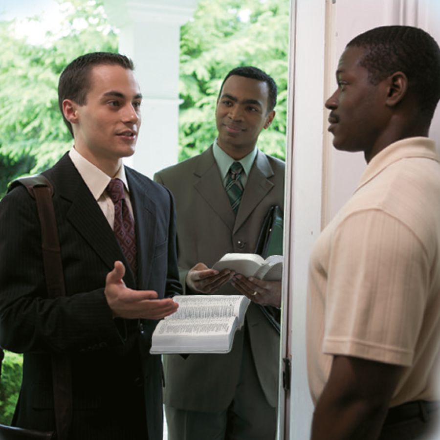 Ro isaeang ka nagatuon sa Biblia nagasugid sa eaki it mensahi sa Biblia nga nagatan-aw anang maestro