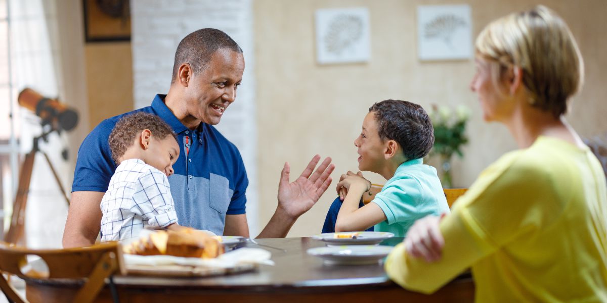 አንድ ባል ሚስቱንና ልጆቹን ሲያነጋግር