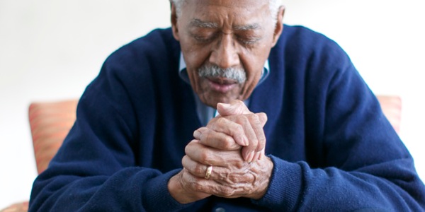 አንድ አረጋዊ ሲጸልዩ