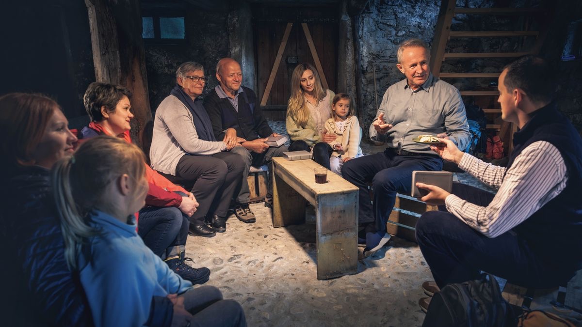 Un grupo de hermanos y hermanas celebran la Conmemoración en el sótano de una casa.